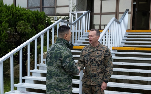 Maj. Gen. Jay Bargeron meets with Maj. Gen. Im Sungguen