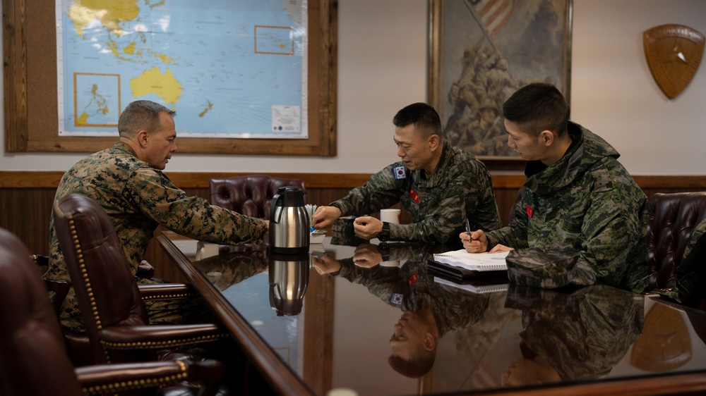 Maj. Gen Jay Bargeron meets with Maj. Gen. Im Sungguen