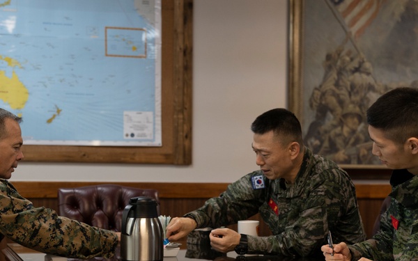 Maj. Gen Jay Bargeron meets with Maj. Gen. Im Sungguen