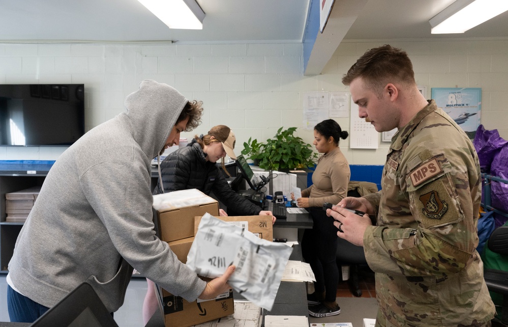Postal Services Flight steps it up to meet holiday tempo