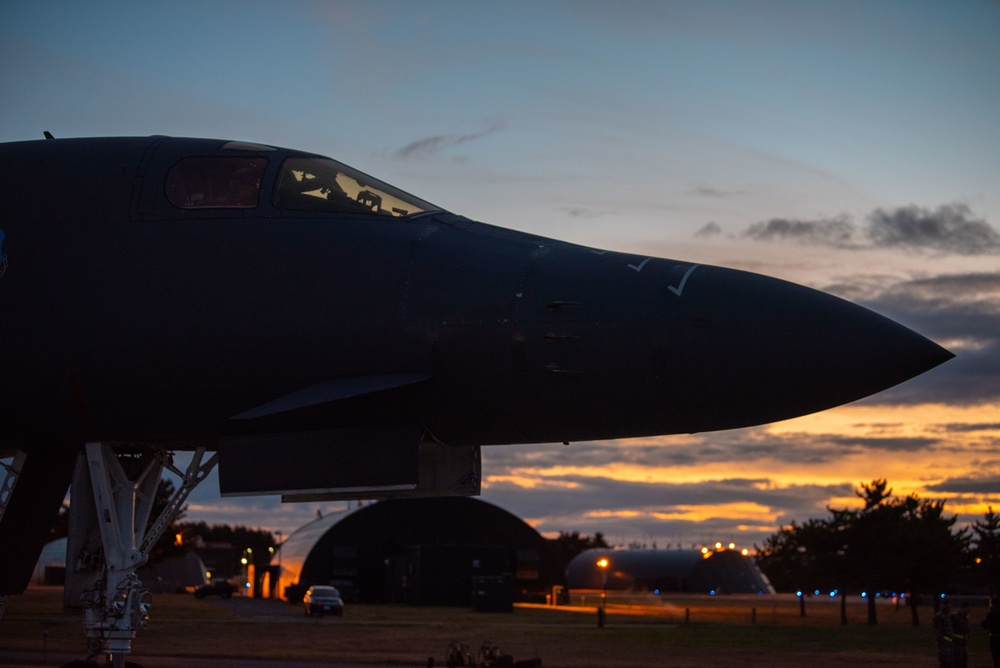 DVIDS - Images - B-1B Lancer Conducts Hot Pit Refuel In Misawa [Image 2 ...