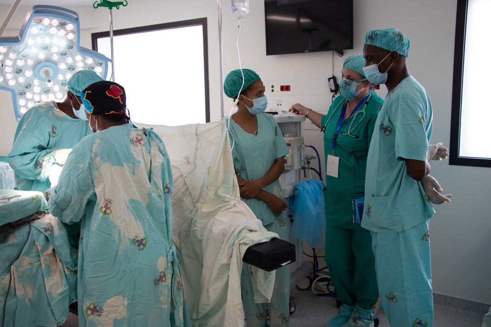 U.S. Army and Angolan Armed Forces medical team discusses anesthesiology procedures
