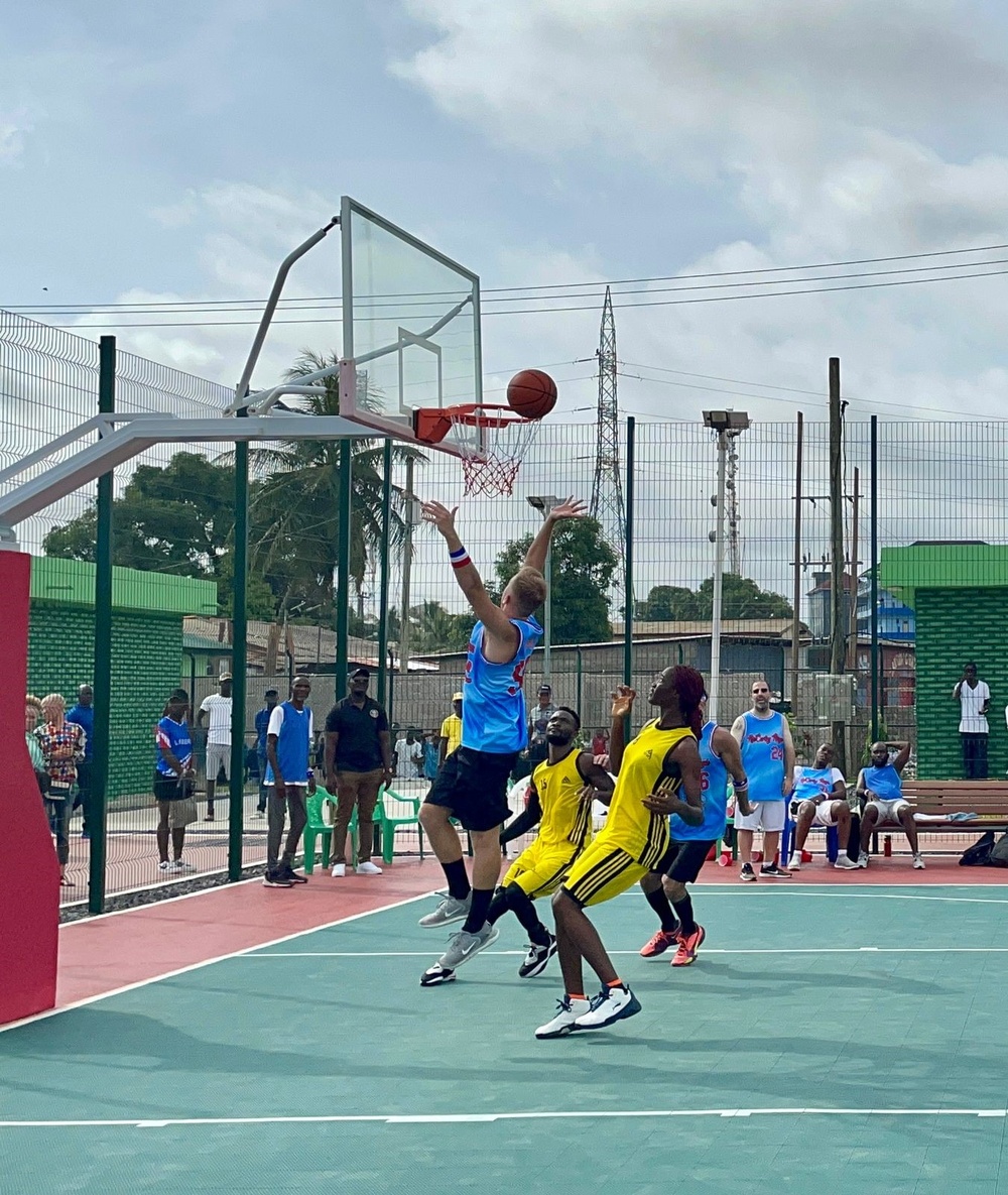 MSG, US embassy staff play basketball with the Liberian President