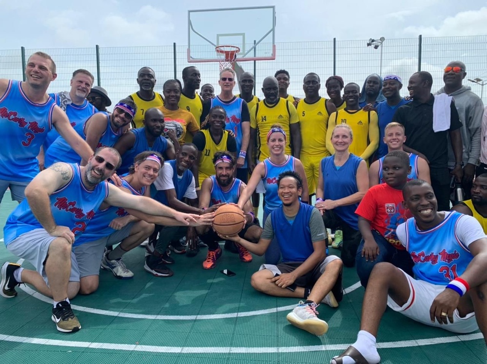 MSG, US embassy staff play basketball with the Liberian President