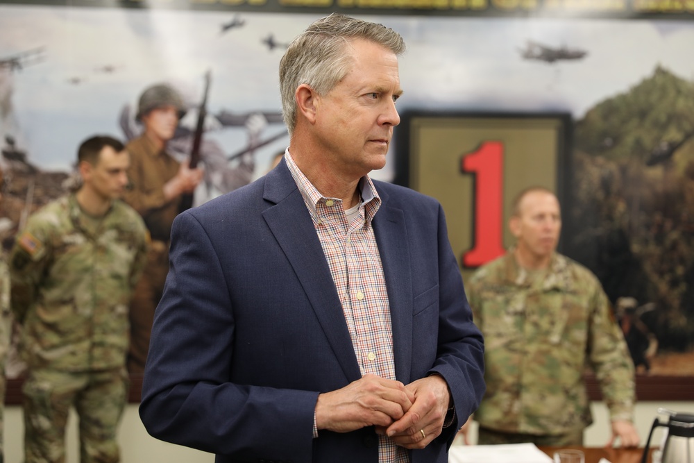 Senator Roger Marshall, M.D. Visits Fort Riley for the first time.