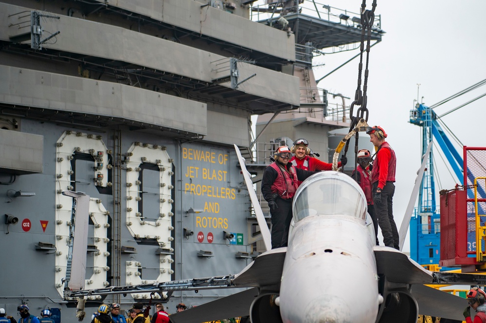 Ike Conducts Flight Deck Drills at Norfolk Naval Shipyard