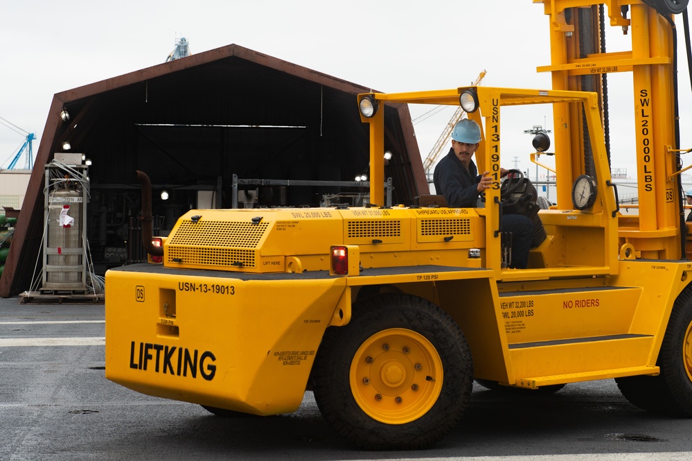 Ike Conducts 40k Forklift Training at Norfolk Naval Shipyard