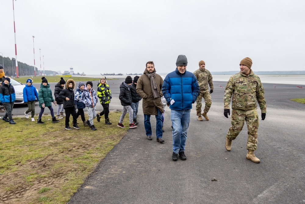 Maj Barber Leads Elementary School to view the Grey Eagle