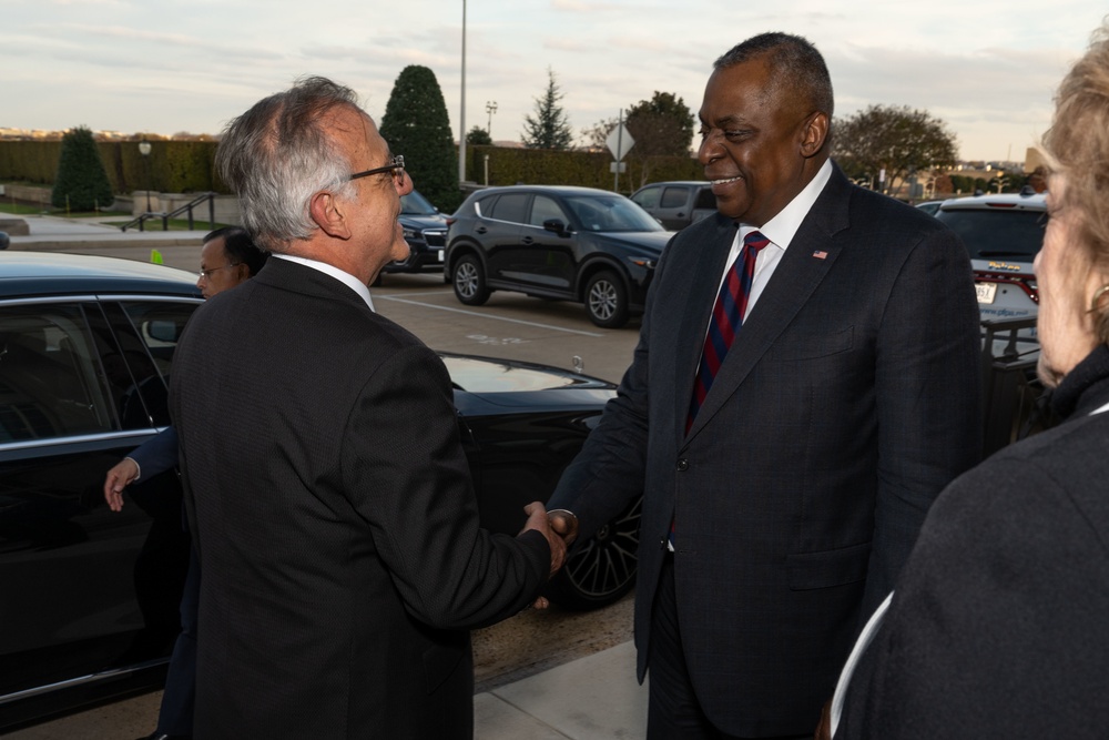 SECDEF Hosts Bilateral Engagement with Colombian Minister of National Defense