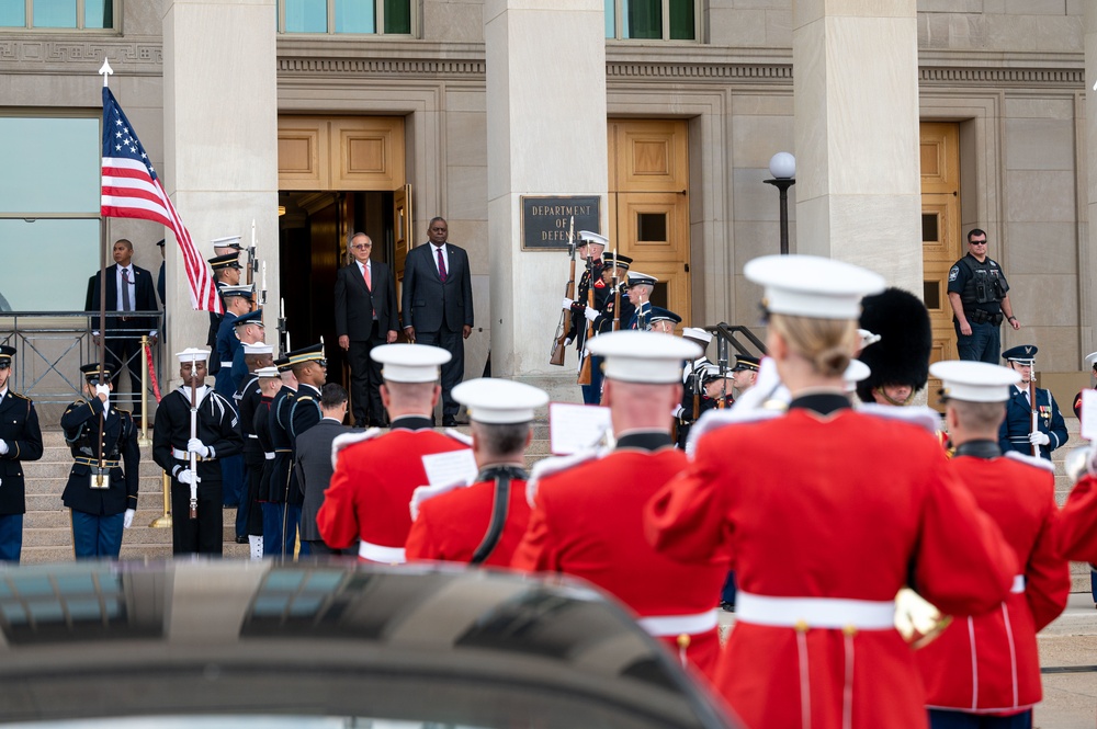 SECDEF Hosts Bilateral Engagement with Colombian Minister of National Defense