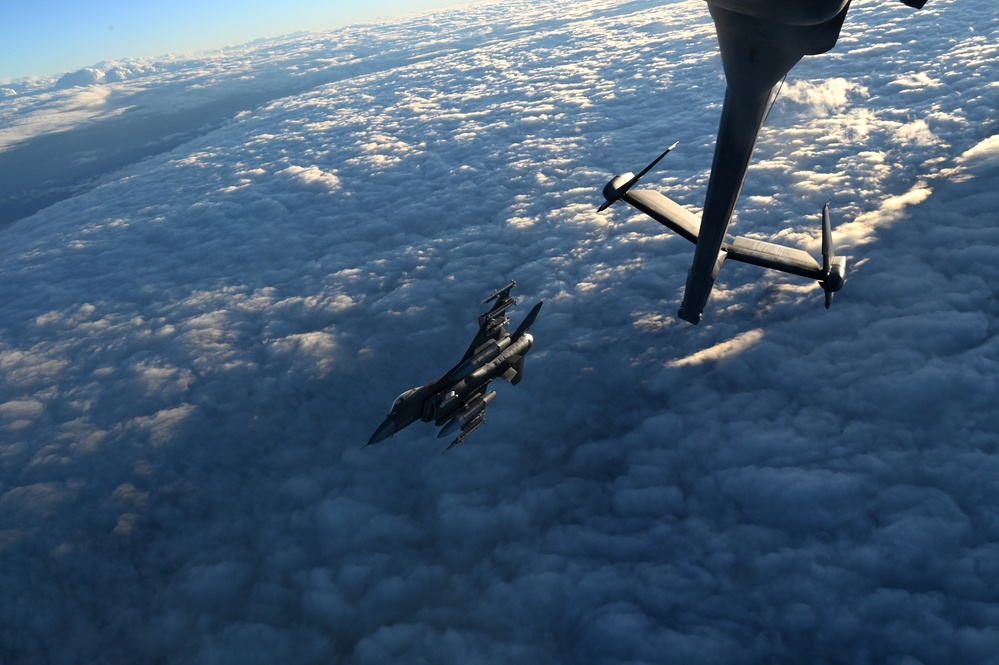 U.S. F-16s conduct OIR Presence Patrols