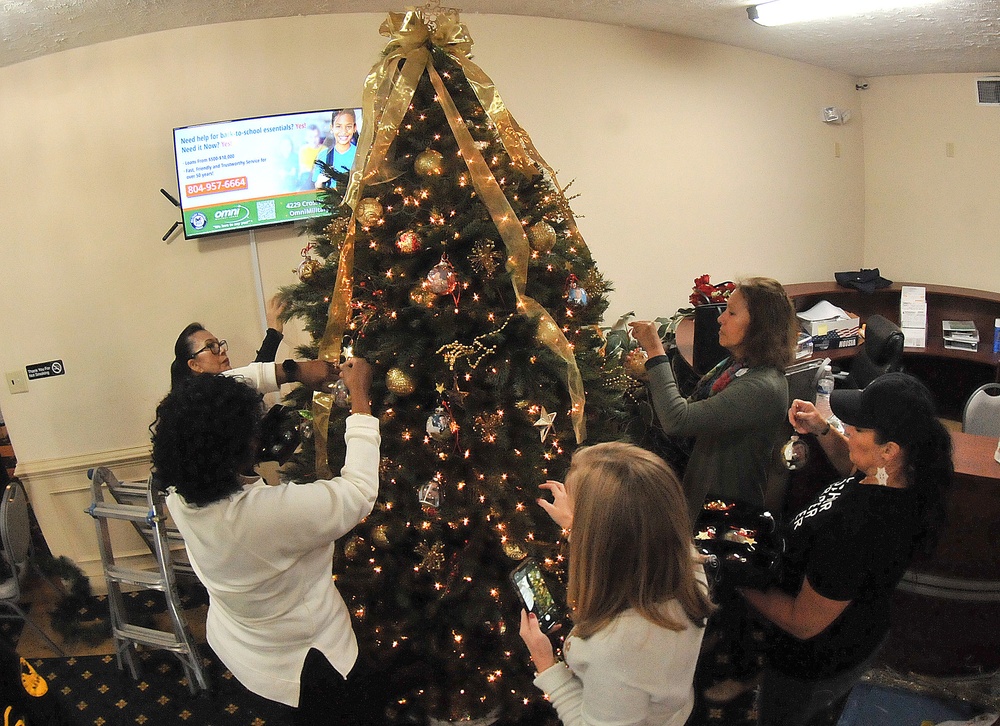 Volunteers transform Lee Club into holiday spectacle