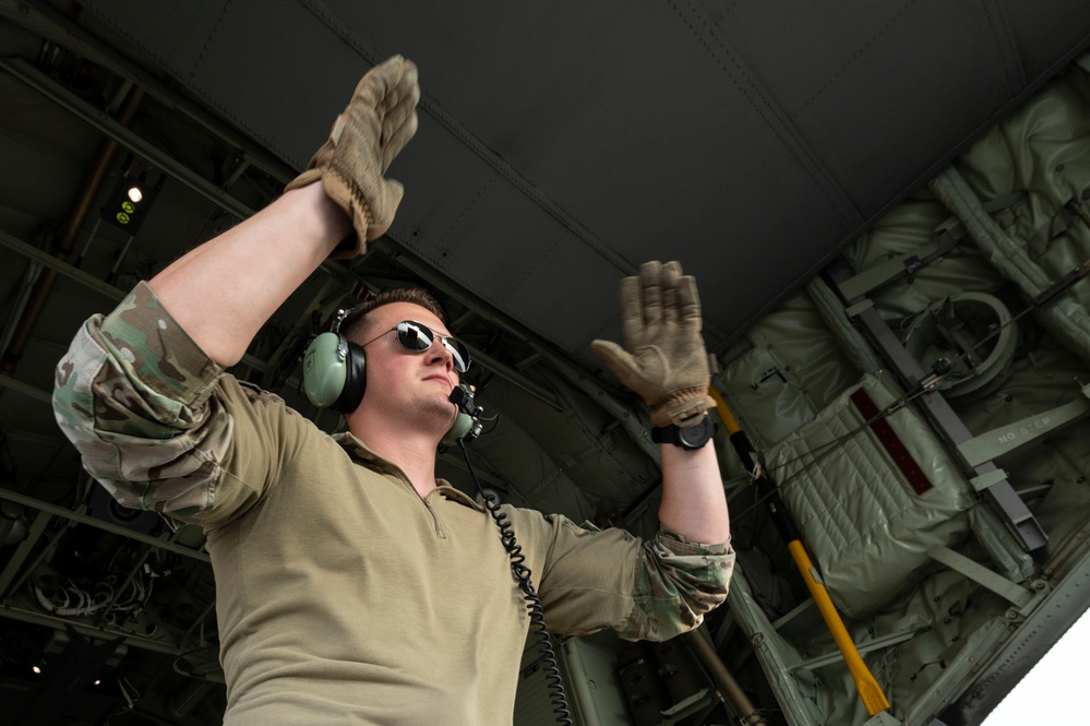 26th ERQS Conducts Combat Airlift Operation