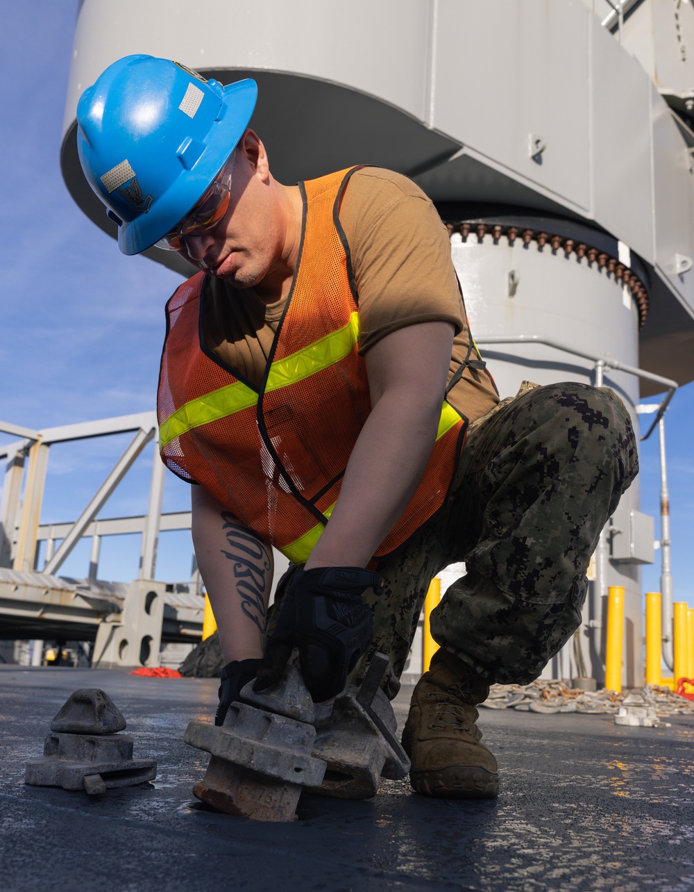 8th TSC offloads military vehicles from the U.S. Naval Ship Watson