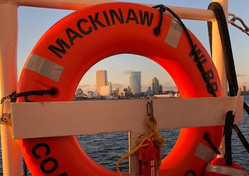 USCGC Mackinaw (WLBB 30) 2022 Christmas Tree Run