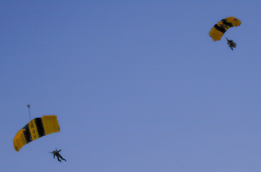 U.S. Army Golden Knights Perform at 49'ers Salute to Service Game