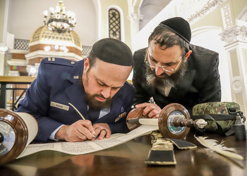 U.S. Military helps dedicate historic Torah Scroll to Ukrainian Army