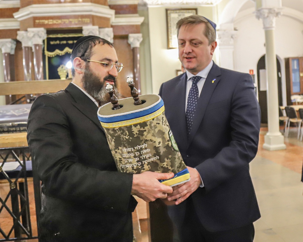 U.S. Military helps dedicate historic Torah Scroll to Ukrainian Army