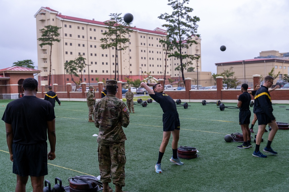 1st Signal Brigade Soldiers doing ACFT