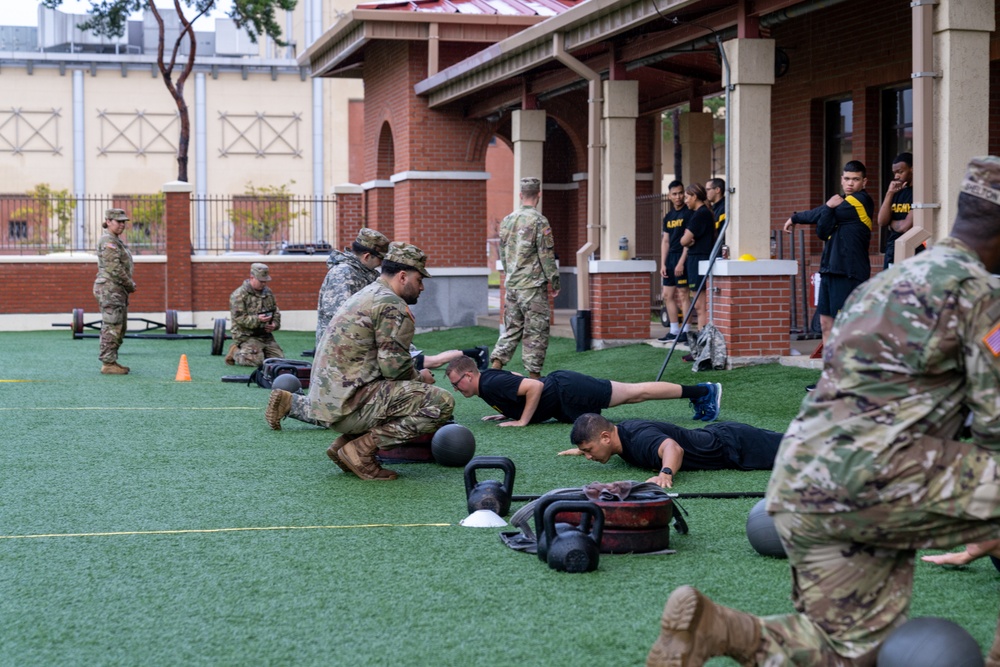 1st Signal Brigade Soldiers doing ACFT