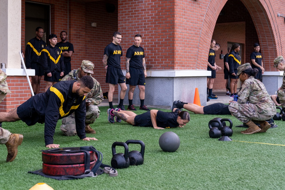 1st Signal Brigade Soldiers doing ACFT