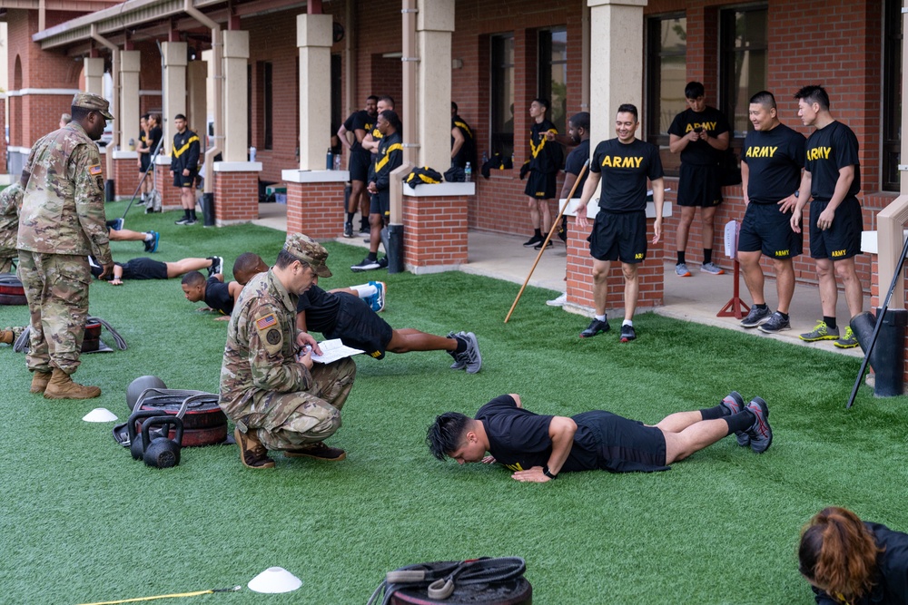 1st Signal Brigade Soldiers doing ACFT