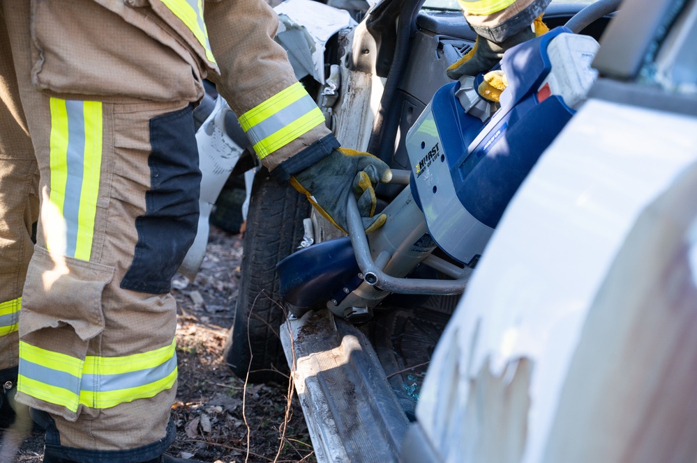 Airmen complete extraction training