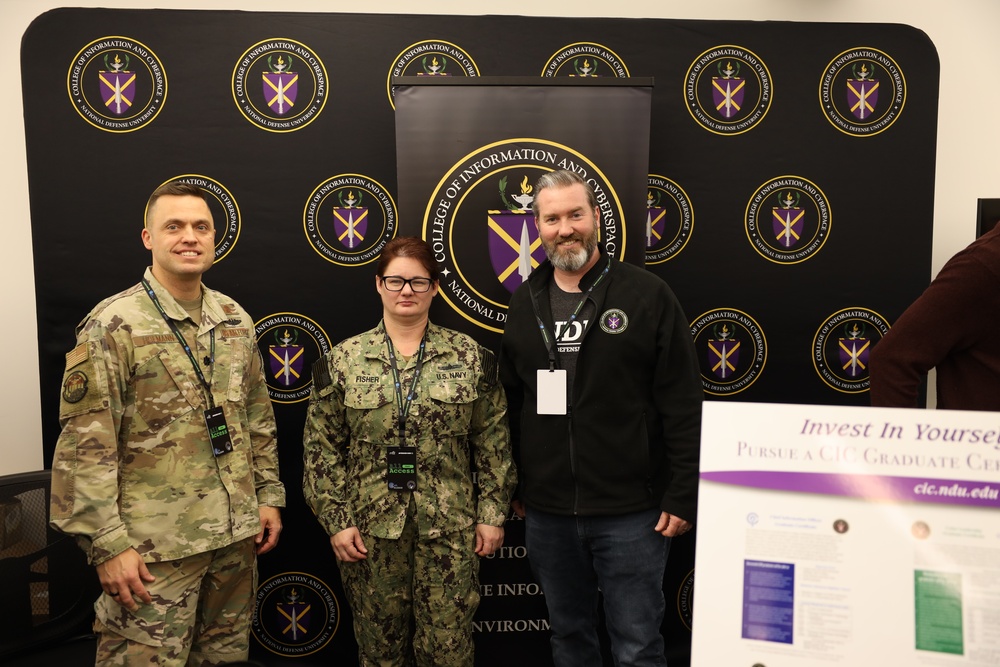 AvengerCon VII day 2 features “Mudge” and Sarah Zatko and panel on Crowdsourcing Security