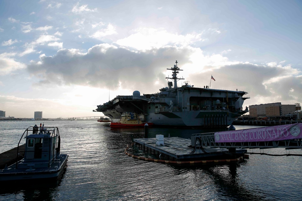 Abraham Lincoln leaves port for underway