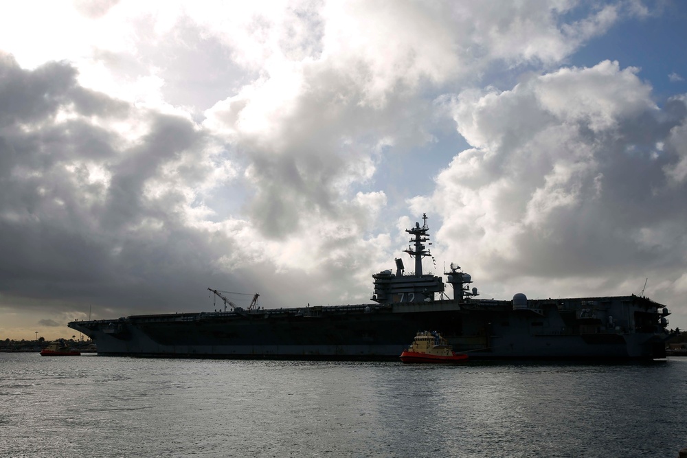 Abraham Lincoln leaves port for underway