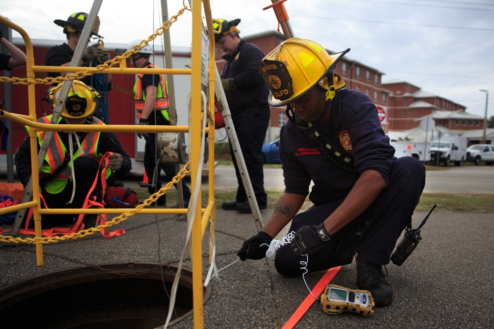 MCB Camp Lejeune FESD Conducts a Confined-Space Rescue Drill