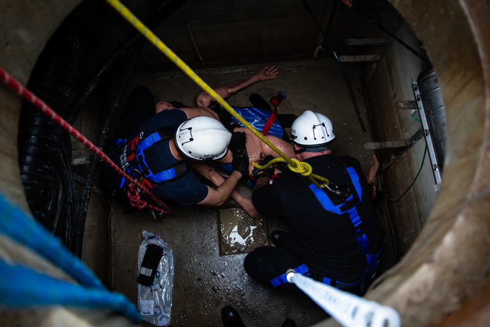 MCB Camp Lejeune FESD Conducts a Confined-Space Rescue Drill