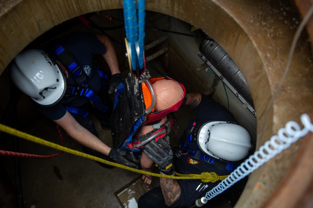 MCB Camp Lejeune FESD Conducts a Confined-Space Rescue Drill