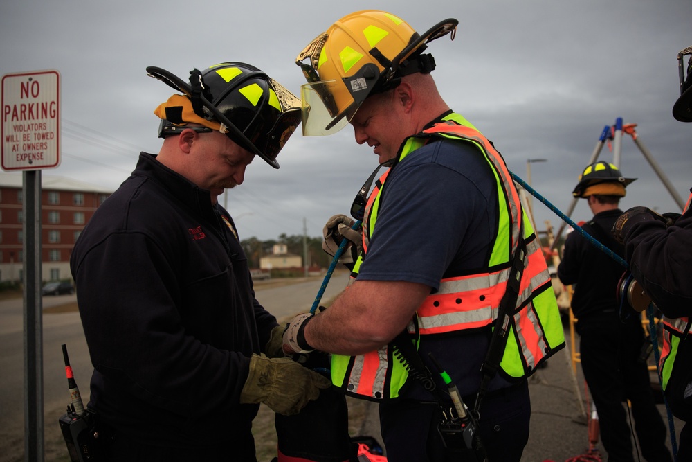 MCB Camp Lejeune FESD Conducts a Confined-Space Rescue Drill