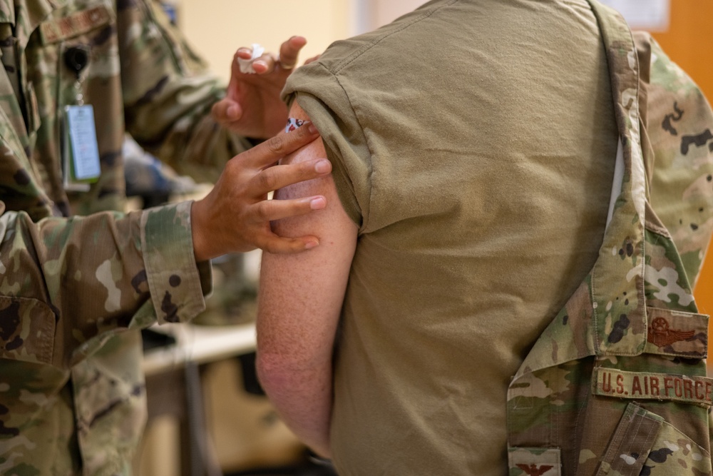 MacDill commander receives annual influenza vaccine