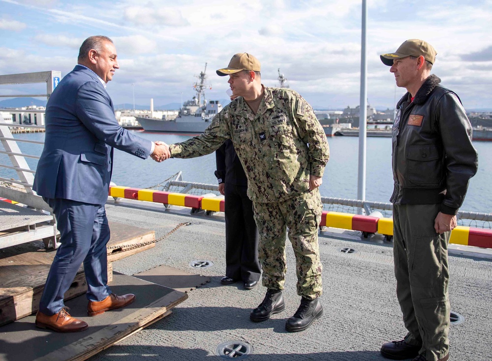 Under Secretary of Defense for Personnel and Readiness Visits Boxer