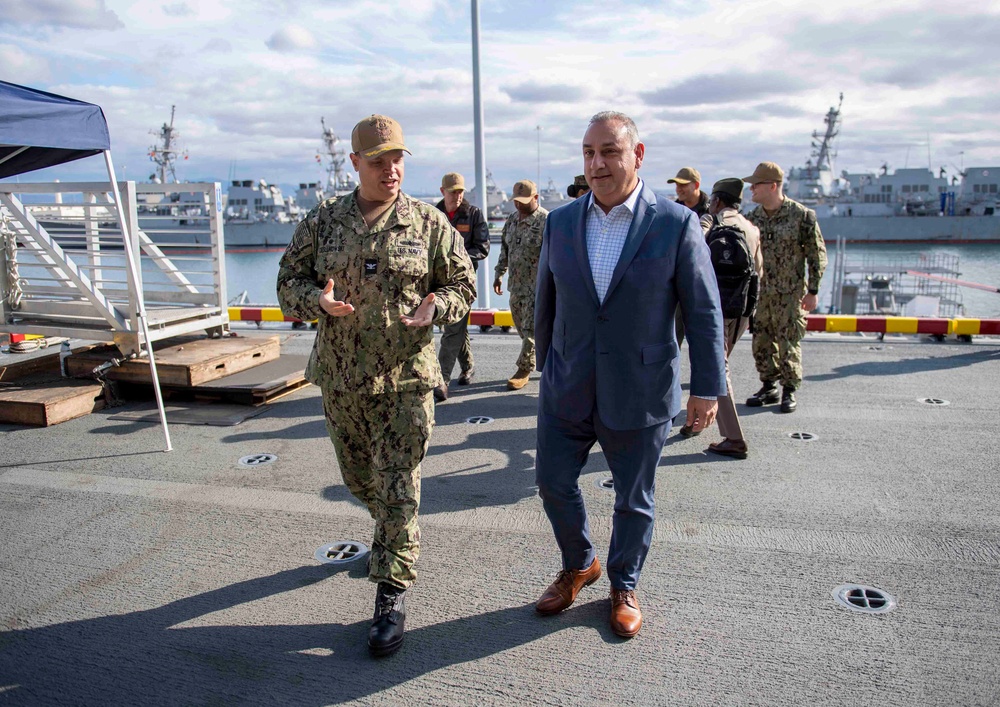 Under Secretary of Defense for Personnel and Readiness Visits Boxer