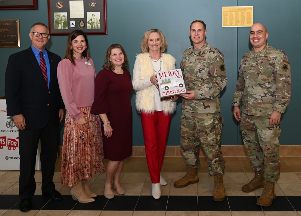 Salvation Army presents holiday cards for troops