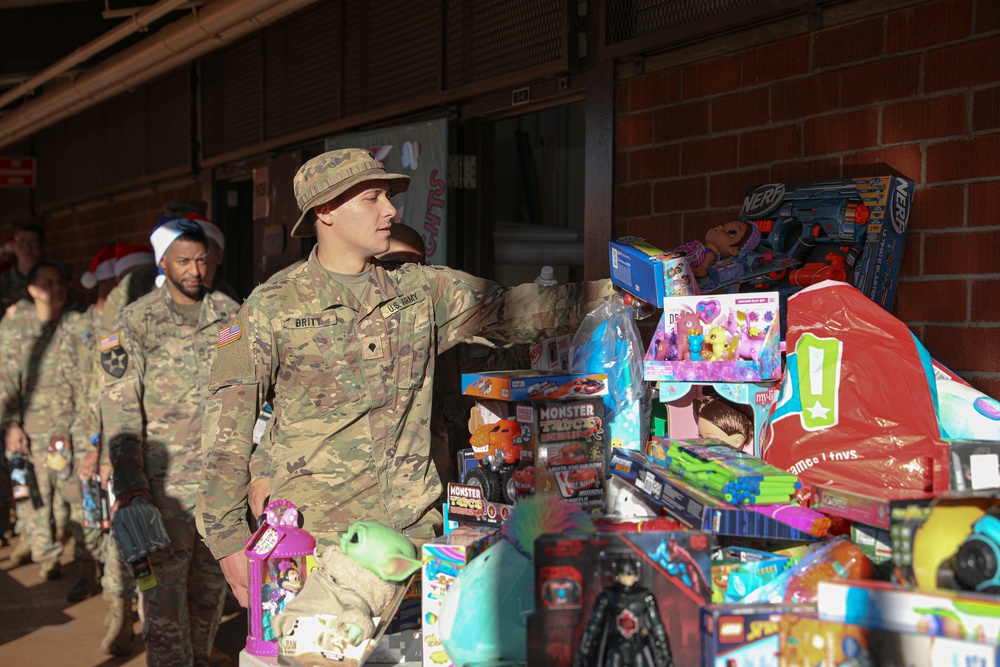 3-4 CAV joins Ka'Ala Elementary School in Christmas toy drive