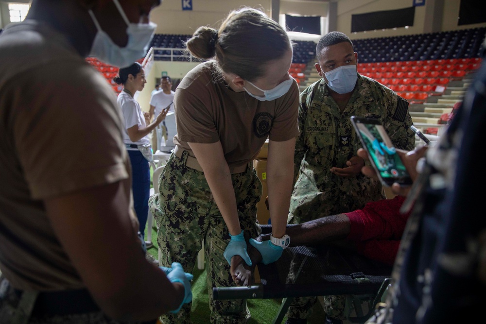 DVIDS - Images - Comfort Sailors and Volunteers Perform Medical ...