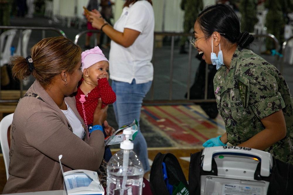 USNS Comfort Provides Medical and Dental Care to the Santo Domingo Community