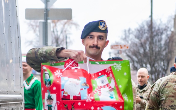 Tennessee Air Guardsmen help Santa deliver $10k+ in gifts to local children's hospital