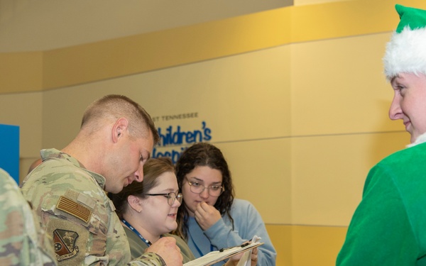 Tennessee Air Guardsmen help Santa deliver $10k+ in gifts to local children's hospital