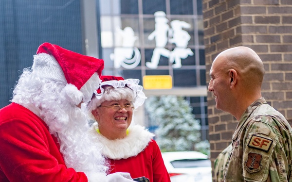 Tennessee Air Guardsmen help Santa deliver $10k+ in gifts to local children's hospital