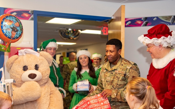 Tennessee Air Guardsmen help Santa deliver $10k+ in gifts to local children's hospital