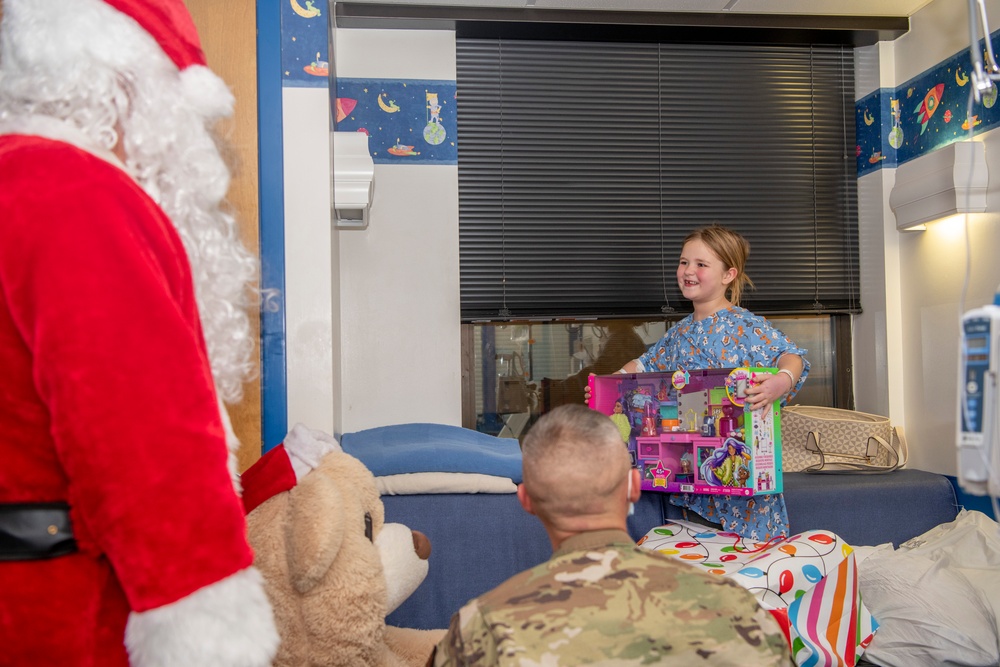 Tennessee Air Guardsmen help Santa deliver $10k+ in gifts to local children's hospital