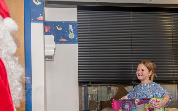 Tennessee Air Guardsmen help Santa deliver $10k+ in gifts to local children's hospital