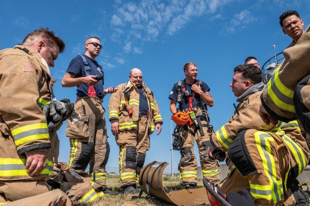 DVIDS - Images - The 914th Fire Emergency Services Conducts Confined ...