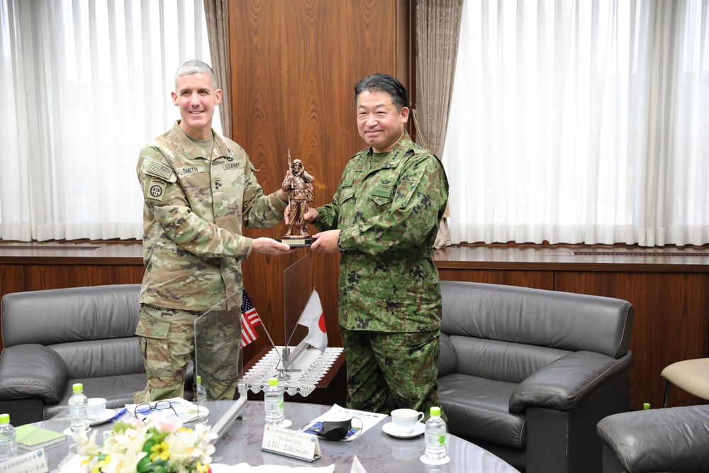 7th Infantry Division Commander presents token of appreciation to Western Army Commander