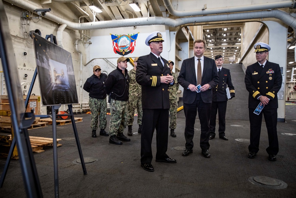 Finnish Minister of Defense visits USS Arlington